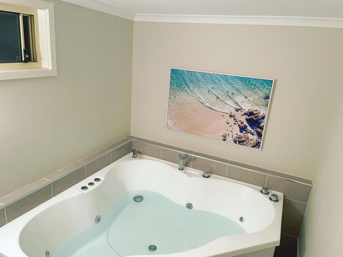 Churchill'S B&B Twin Spa Getaway Studio Суонси Экстерьер фото