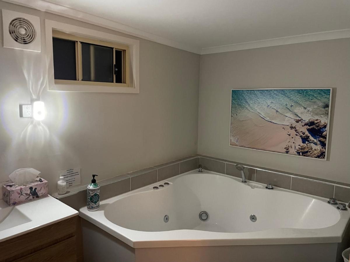 Churchill'S B&B Twin Spa Getaway Studio Суонси Экстерьер фото