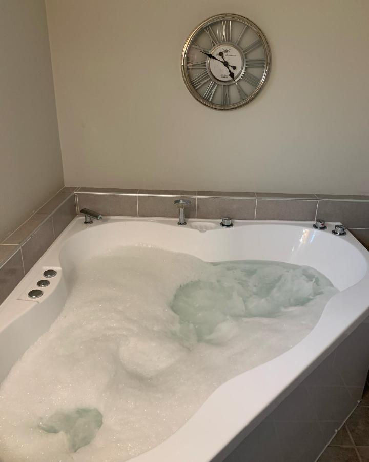 Churchill'S B&B Twin Spa Getaway Studio Суонси Экстерьер фото
